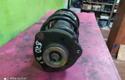 Амортизатор передний правый для Volkswagen Tiguan 2014 года на фотографиях