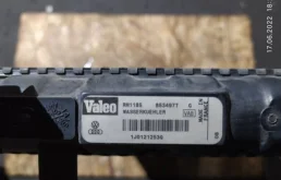 Радиатор охлаждения ДВС для Volkswagen Golf 1999 года на фотографиях