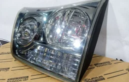 Фонарь внутренний правый для Lexus RX 2005 года на фотографиях