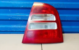 Фонарь внешний правый для Skoda Octavia 2000 года на фотографиях