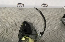 Замок передней левой двери для Volkswagen Passat 2007 года на фотографиях