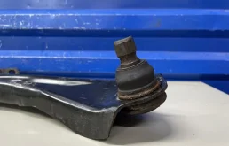 Рычаг передний правый нижний для Nissan X-Trail на фотографиях