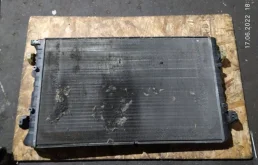 Радиатор охлаждения ДВС для Volkswagen Golf 1999 года на фотографиях