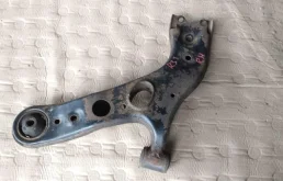 Рычаг передний правый нижний для Toyota RAV4 на фотографиях