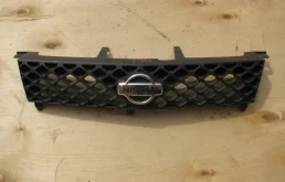 Решетка радиатора для Nissan X-Trail 2004 года на фотографиях