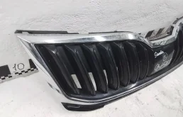 Молдинг решетки радиатора для Skoda Octavia 2018 года на фотографиях