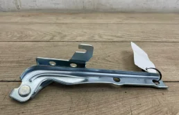 Крепление петли капота для Volkswagen Tiguan на фотографиях