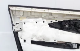 Уплотнитель передней правой двери для Nissan X-Trail 2022 года на фотографиях