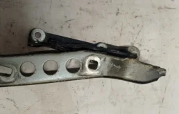 Петля капота правая для Skoda Octavia 2010 года на фотографиях