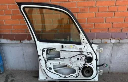 Дверь передняя левая для Suzuki SX4 2009 года на фотографиях