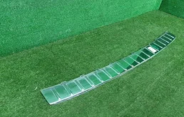 Накладка заднего бампера правая для Volkswagen Touareg 2007 года на фотографиях