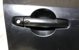 Дверь передняя правая для Suzuki SX4 2008 года на фотографиях