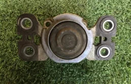 Опора двигателя задняя правая нижняя для Volvo S80 на фотографиях