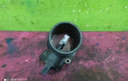 Датчик массового расхода воздуха для Volkswagen Passat 2001 года на фотографиях