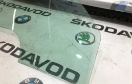 Стекло двери переднее правое для Skoda Octavia 2010 года на фотографиях