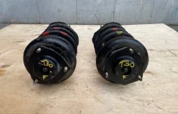 Амортизатор передний правый для Nissan X-Trail 2001 года на фотографиях