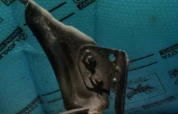 Петля капота левая для Toyota Land Cruiser 2008 года на фотографиях