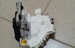 Уплотнитель передней правой двери для Audi A4 2011 года на фотографиях