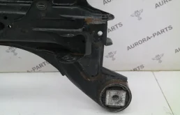 Подрамник двигателя для Volkswagen Touareg 2015 года на фотографиях