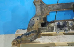 Подрамник двигателя для Nissan X-Trail 2004 года на фотографиях