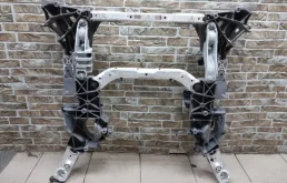 Подрамник двигателя для BMW 5er 2021 года на фотографиях