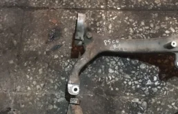 Кулак поворотный правый для Audi A6 2008 года на фотографиях