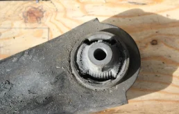 Рычаг передний левый нижний для Nissan X-Trail 2009 года на фотографиях