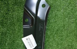 Кронштейн правой фары верхний для Volkswagen Polo на фотографиях