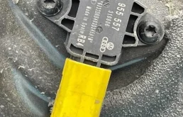 Дверь передняя левая для Audi A4 2004 года на фотографиях