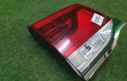 Фонарь внутренний левый для Toyota Land Cruiser 2021 года на фотографиях