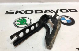 Петля капота правая для Skoda Octavia 2010 года на фотографиях