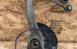 Кулак поворотный левый для Audi A4 2006 года на фотографиях