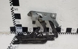 Петля капота левая для Audi Q5 2010 года на фотографиях