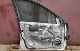 Стекла и зеркала для Mercedes-Benz C class 2004 года на фотографиях