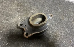 Опора двигателя передняя левая нижняя для Nissan Teana 2010 года на фотографиях