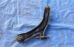 Рычаг передний правый нижний для Nissan X-Trail 2008 года на фотографиях