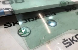 Стекло двери переднее правое для Skoda Octavia 2010 года на фотографиях