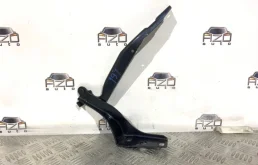 Крепление петли капота для Peugeot 308 на фотографиях