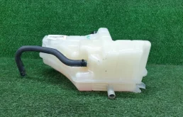 Бачок стеклоомывателя передний для Toyota Land Cruiser 2018 года на фотографиях