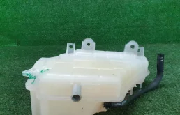 Бачок стеклоомывателя передний для Toyota Land Cruiser 2018 года на фотографиях