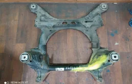 Подрамник двигателя для Volkswagen Touareg 2004 года на фотографиях