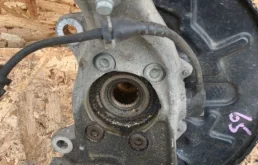 Кулак поворотный левый для Audi A4 2006 года на фотографиях