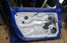 Дверь передняя левая для Volkswagen Passat 2001 года на фотографиях