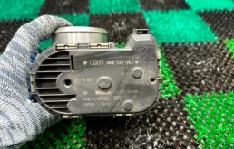 Дроссельная заслонка для Audi A4 2002 года на фотографиях