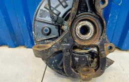 Кулак поворотный левый для Volkswagen Touareg 2008 года на фотографиях