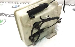 Бачок стеклоомывателя передний для Skoda Octavia 2010 года на фотографиях