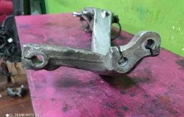 Кулак поворотный левый для Audi A6 2001 года на фотографиях