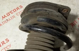 Амортизатор передний левый для Nissan Qashqai 2012 года на фотографиях