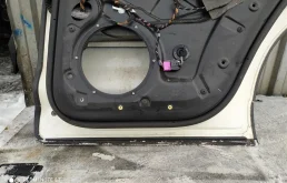 Дверь задняя правая для Volkswagen Touareg 2003 года на фотографиях