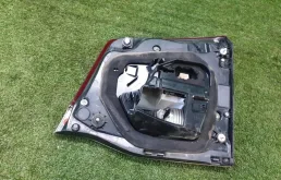 Фонарь внутренний левый для Toyota Land Cruiser 2021 года на фотографиях